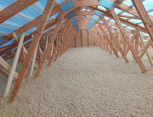 Zateplení dřevostavby pomocí dřevovláknité foukané izolace